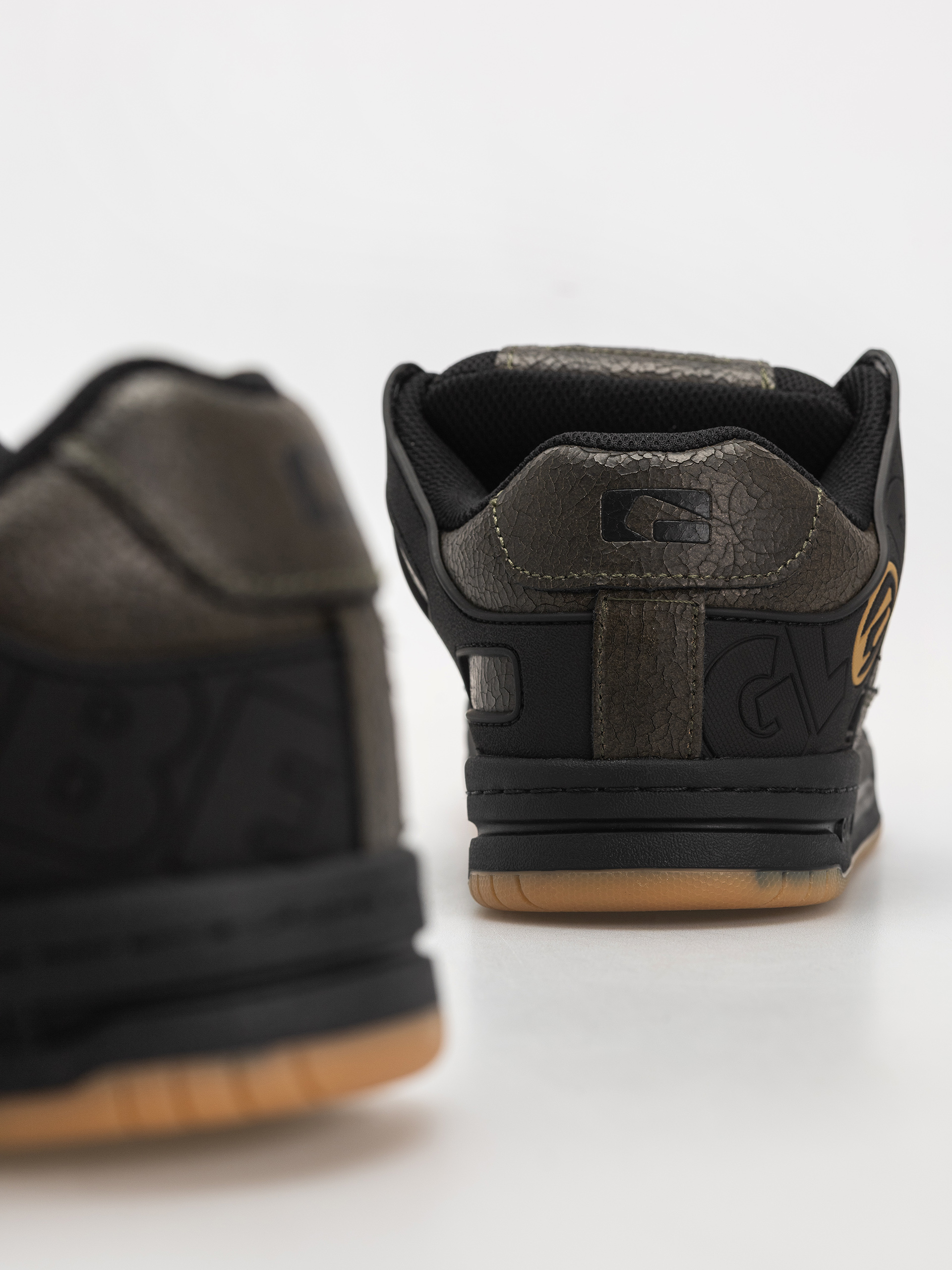 Boty Globe Tilt (distressed leather)
