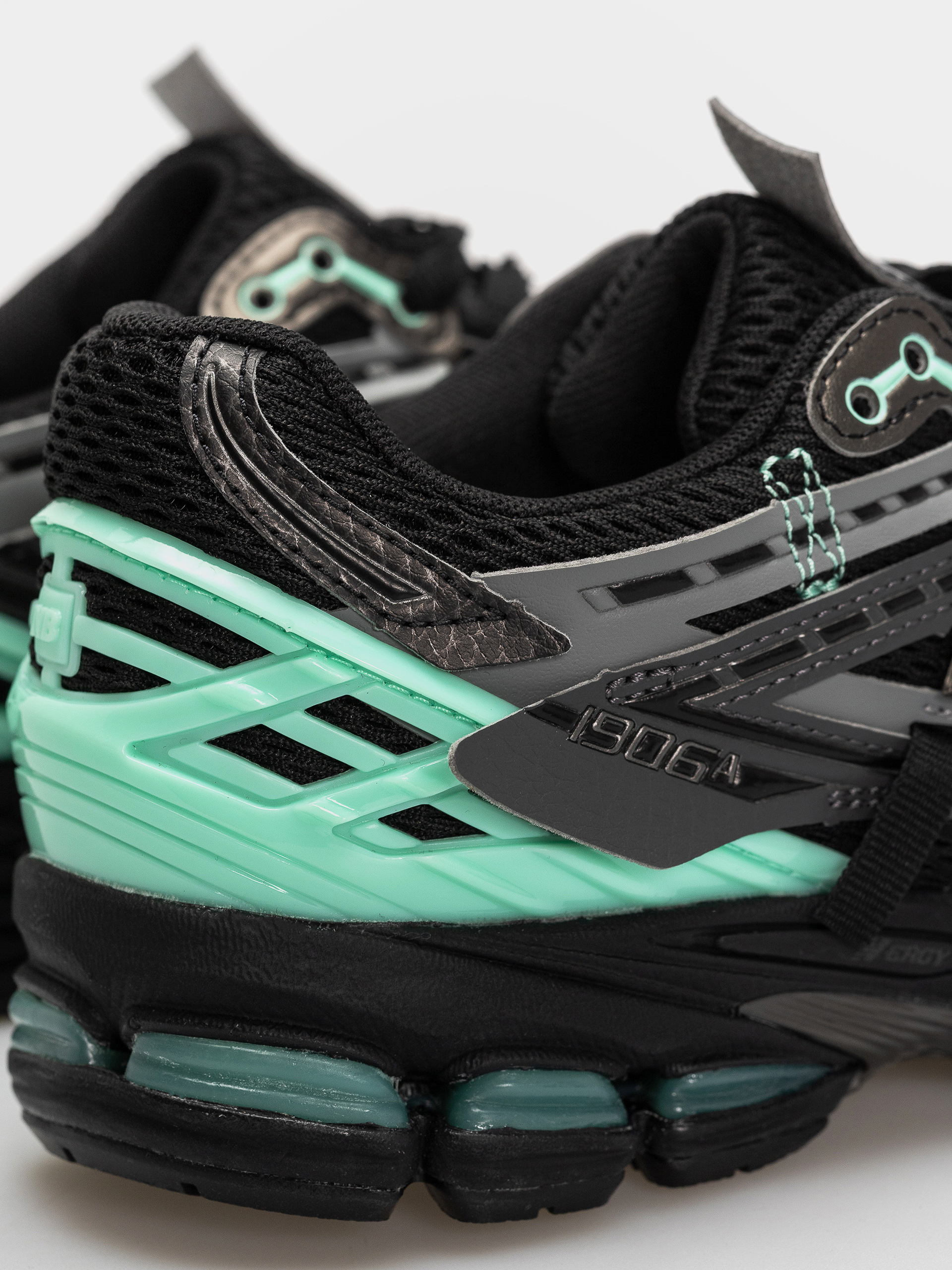 Boty New Balance 1906 (black/bright mint)