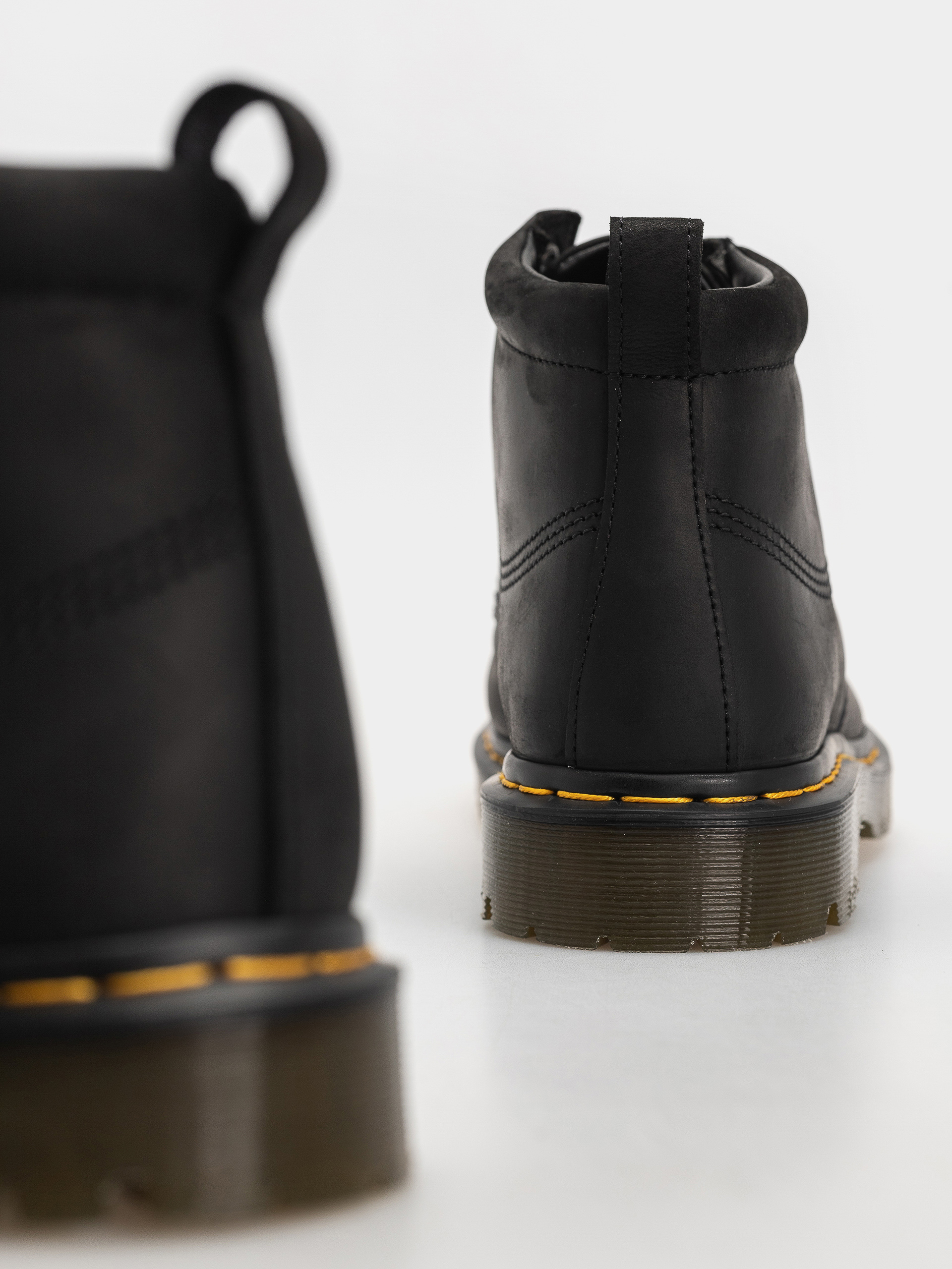 Boty Dr. Martens Lowell Chukka (black)
