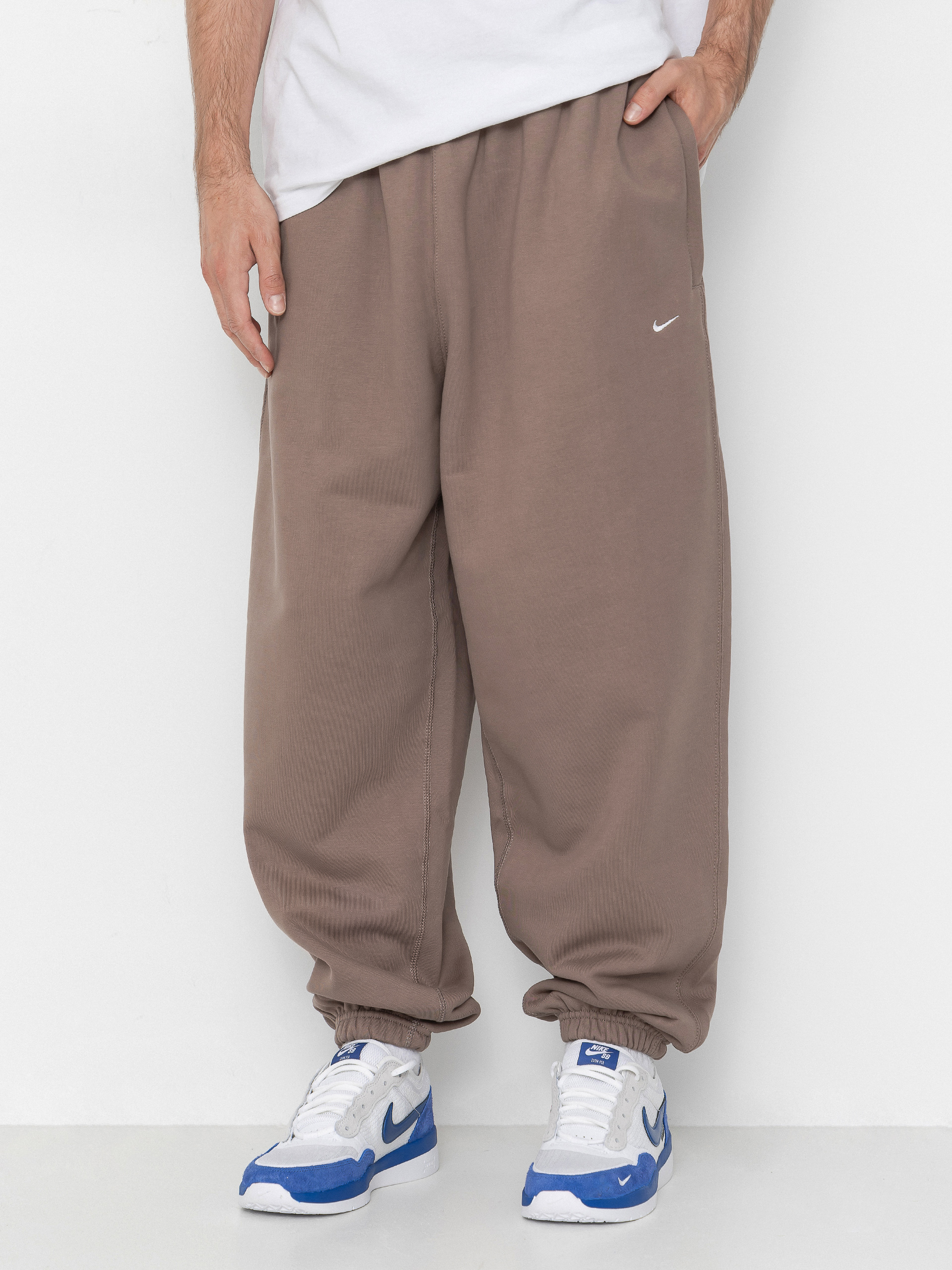 Kalhoty Nike SB Solo Swoosh (mink brown/mink brown/white)