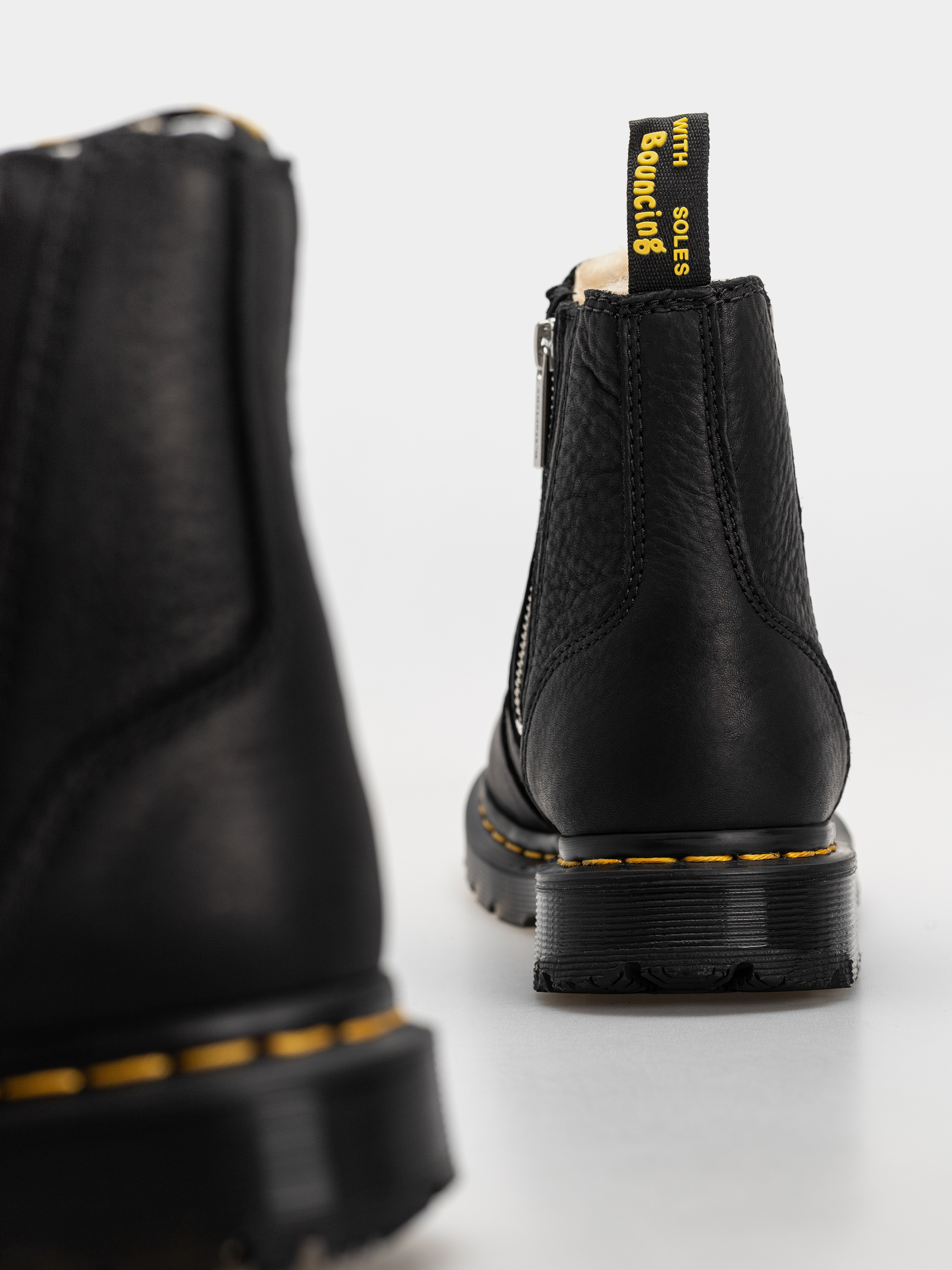 Boty Dr. Martens 2976 Alyson w Zips Wmn (black)