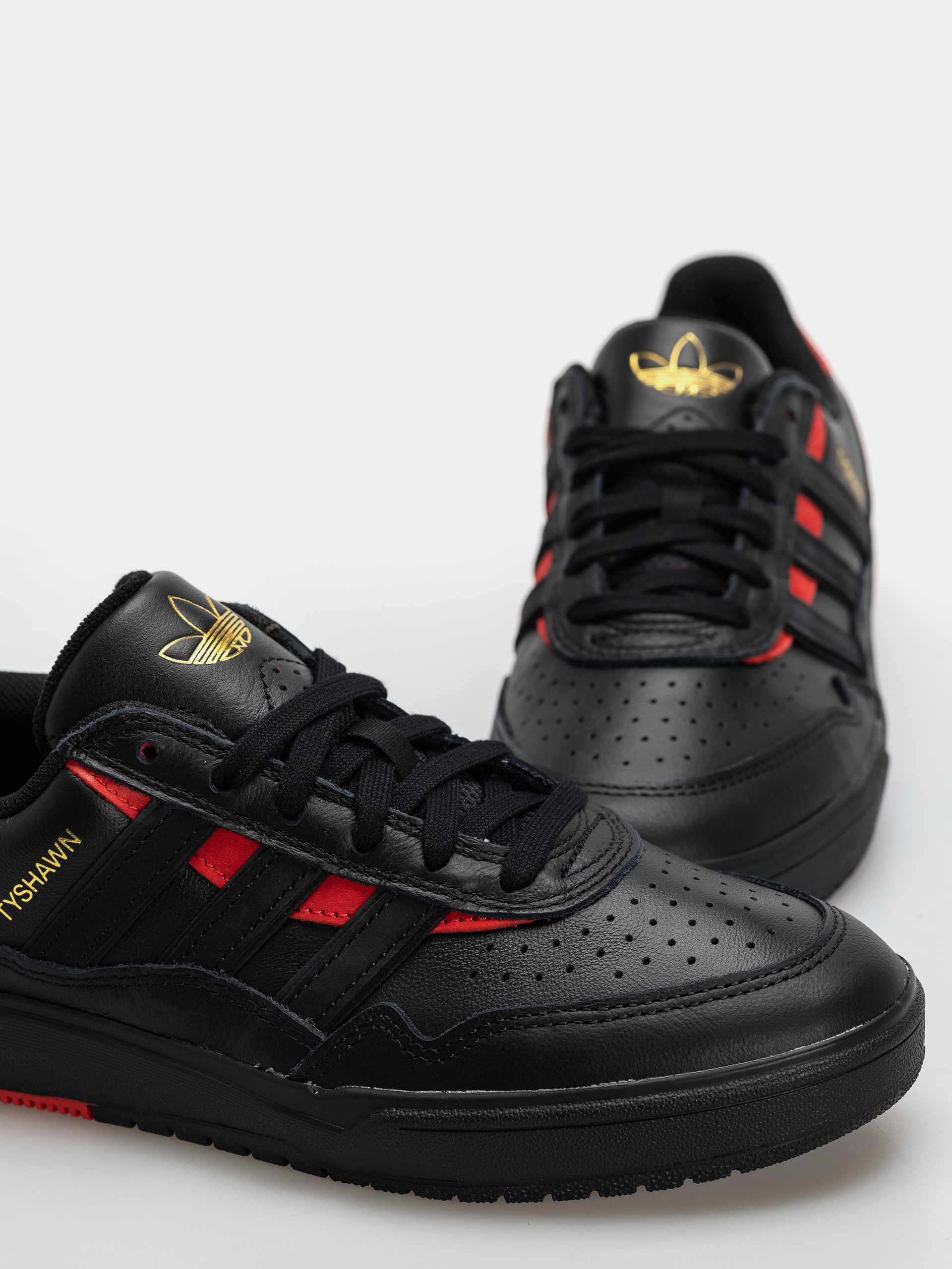 Boty adidas Tyshawn II (cblack/cblack/betsca)
