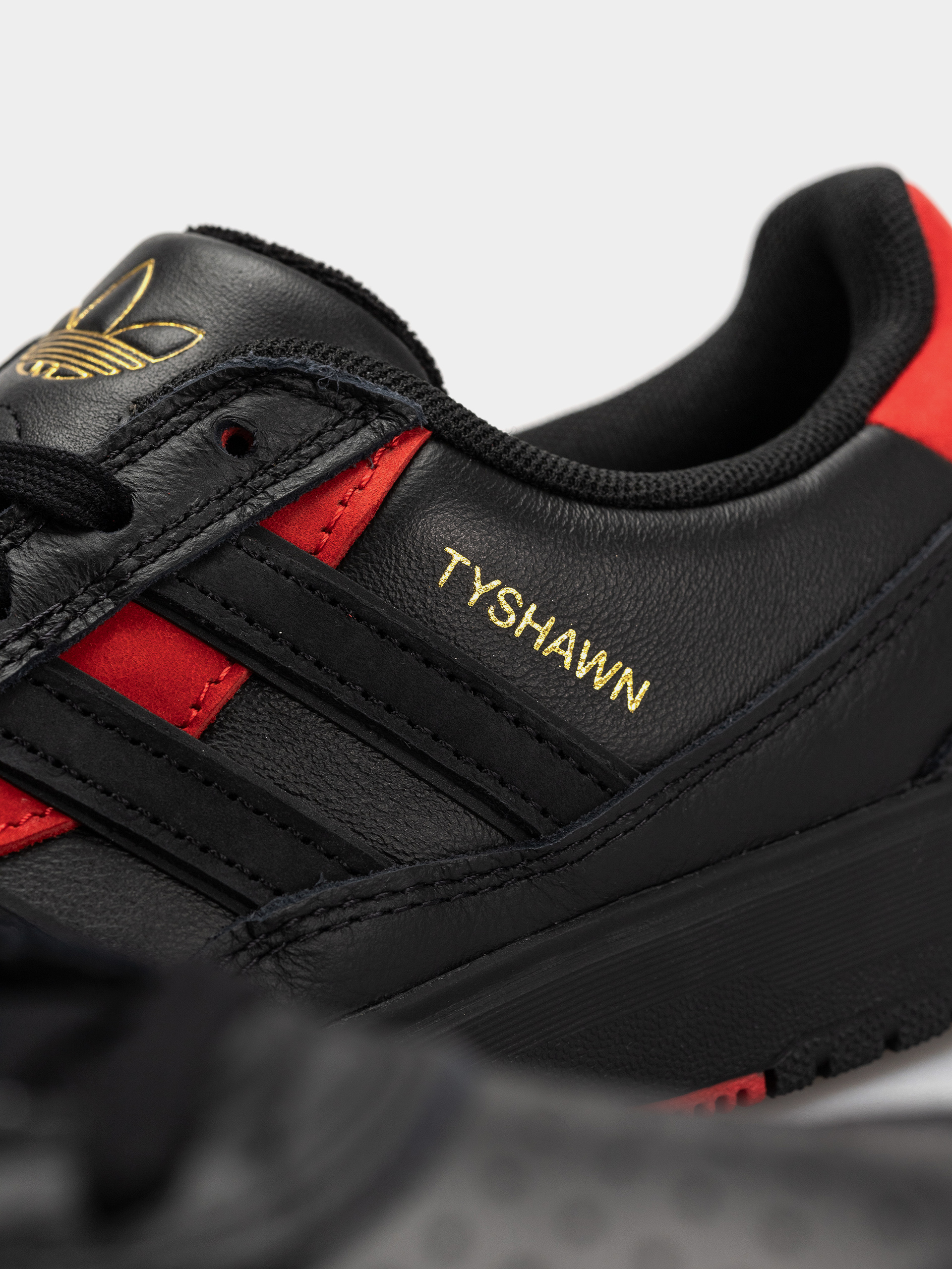 Boty adidas Tyshawn II (cblack/cblack/betsca)