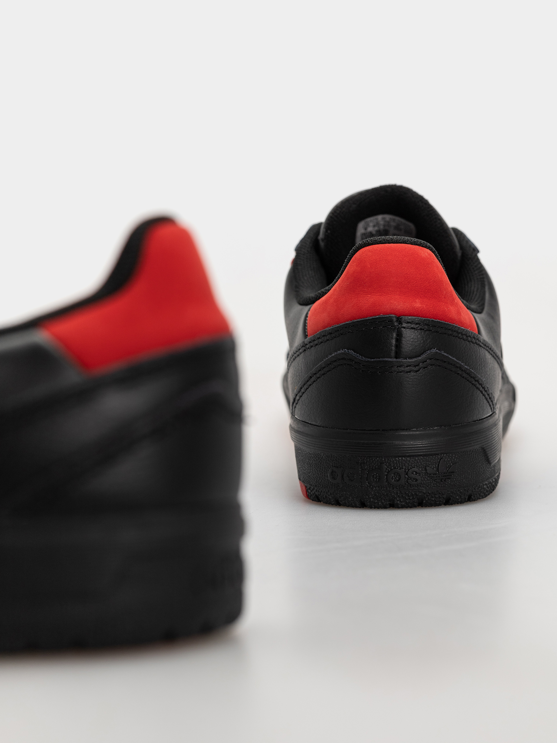 Boty adidas Tyshawn II (cblack/cblack/betsca)