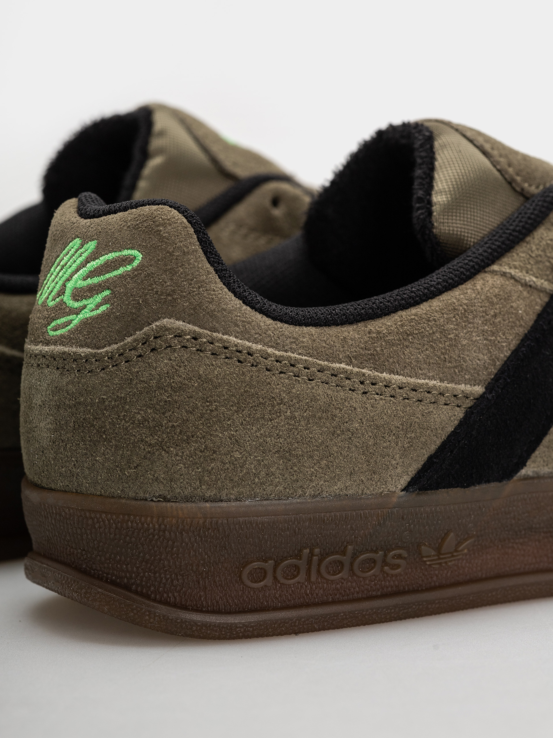 Boty adidas Aloha Super (olistr/cblack/gum5)
