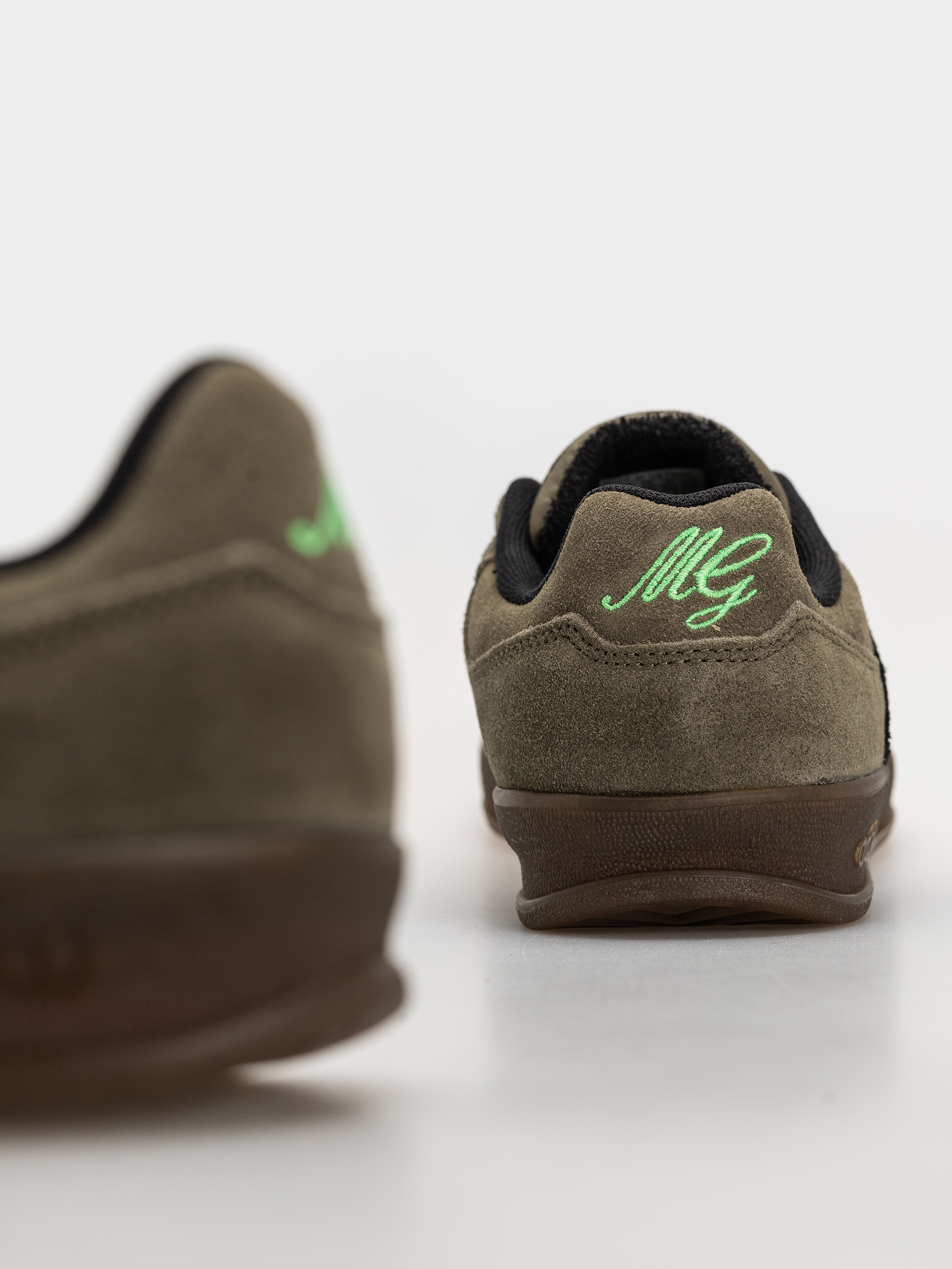 Boty adidas Aloha Super (olistr/cblack/gum5)