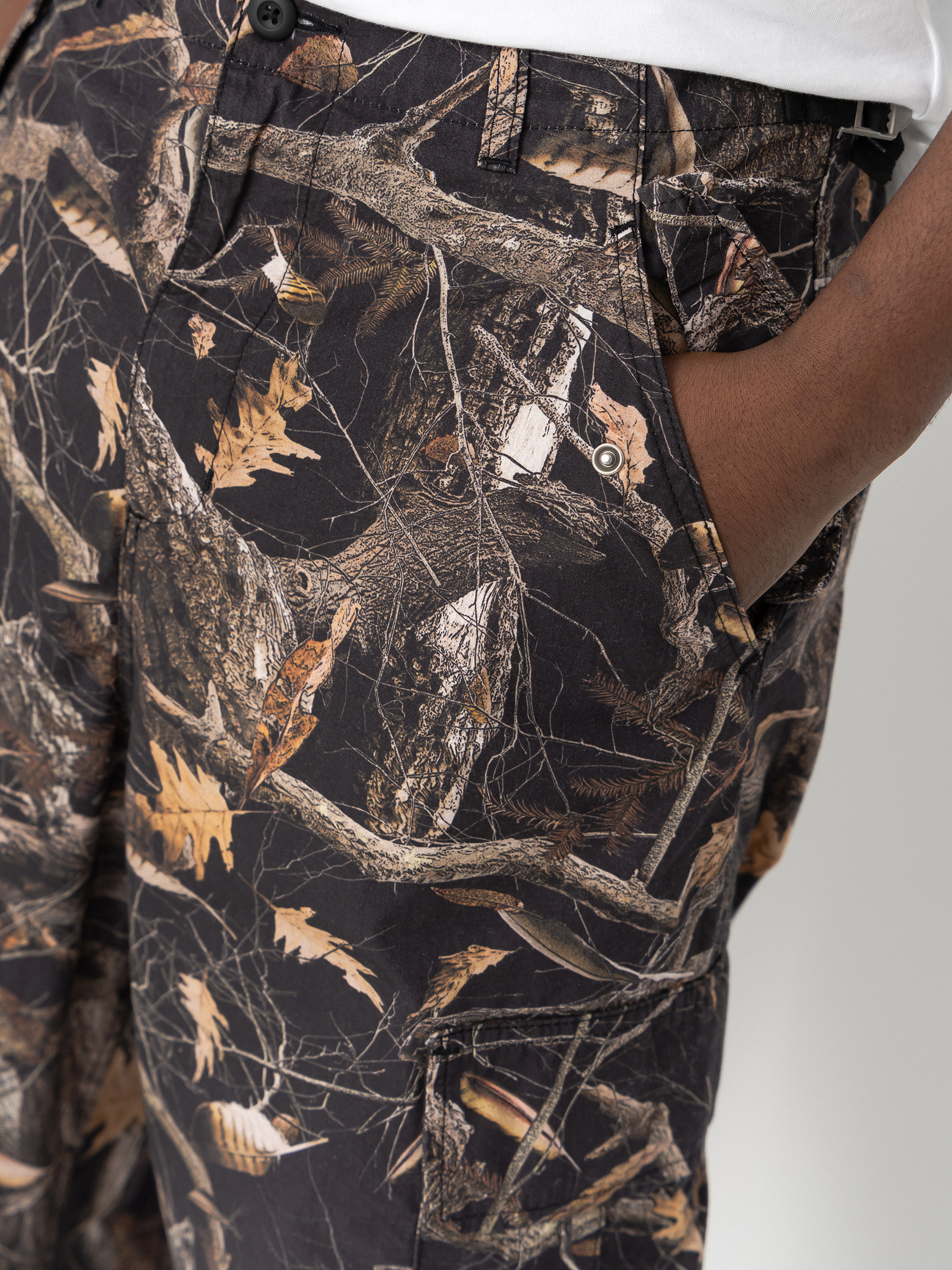 Kalhoty Carhartt WIP Osborn Cargo (camo feather tree black/rinsed)