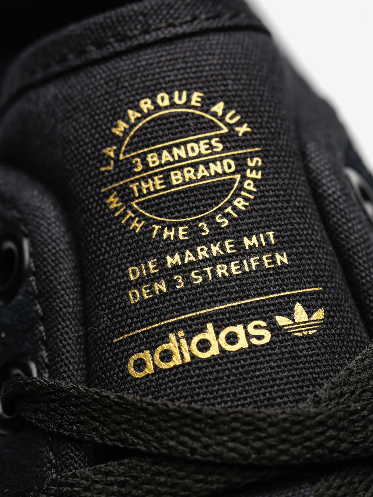 Boty adidas Matchcourt (core black/scarlet/ftwr white)