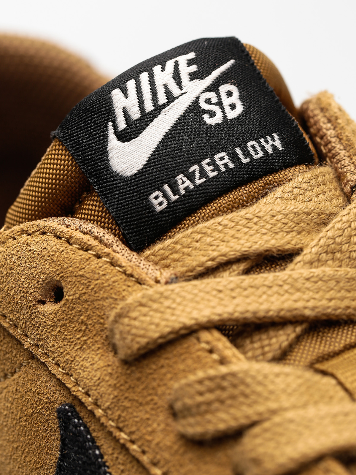 Boty Nike SB Zoom Blazer Low (golden beige/black sail gum light brown)