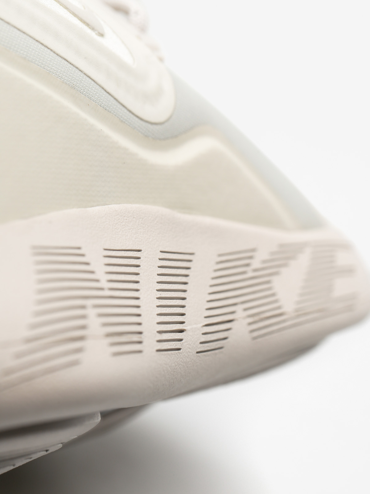 Boty Nike Lunarcharge Essential Wmn (light bone/light bone cool grey)