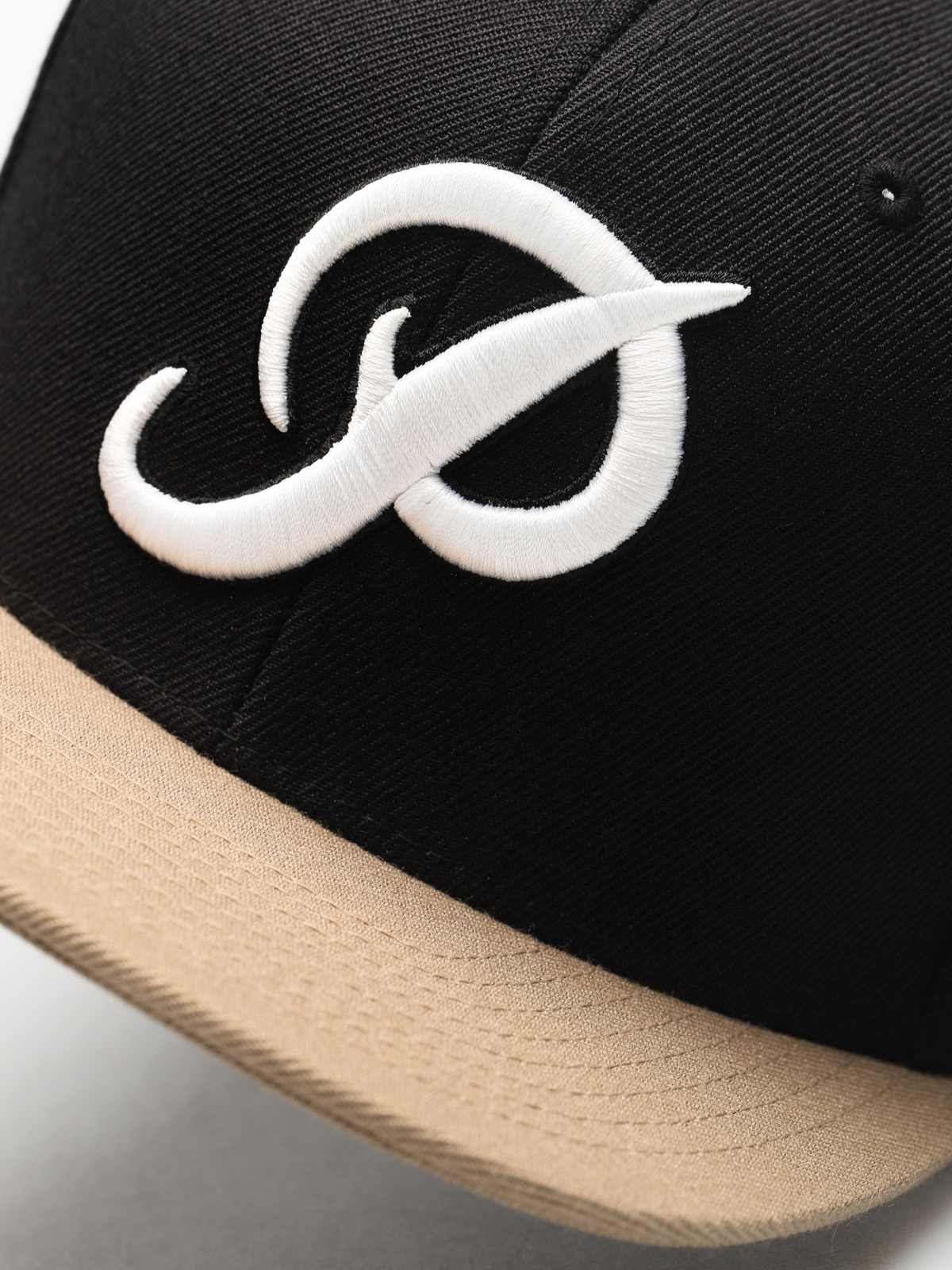 Kšiltovka  Primitive Classic Snapback ZD (camel/black)